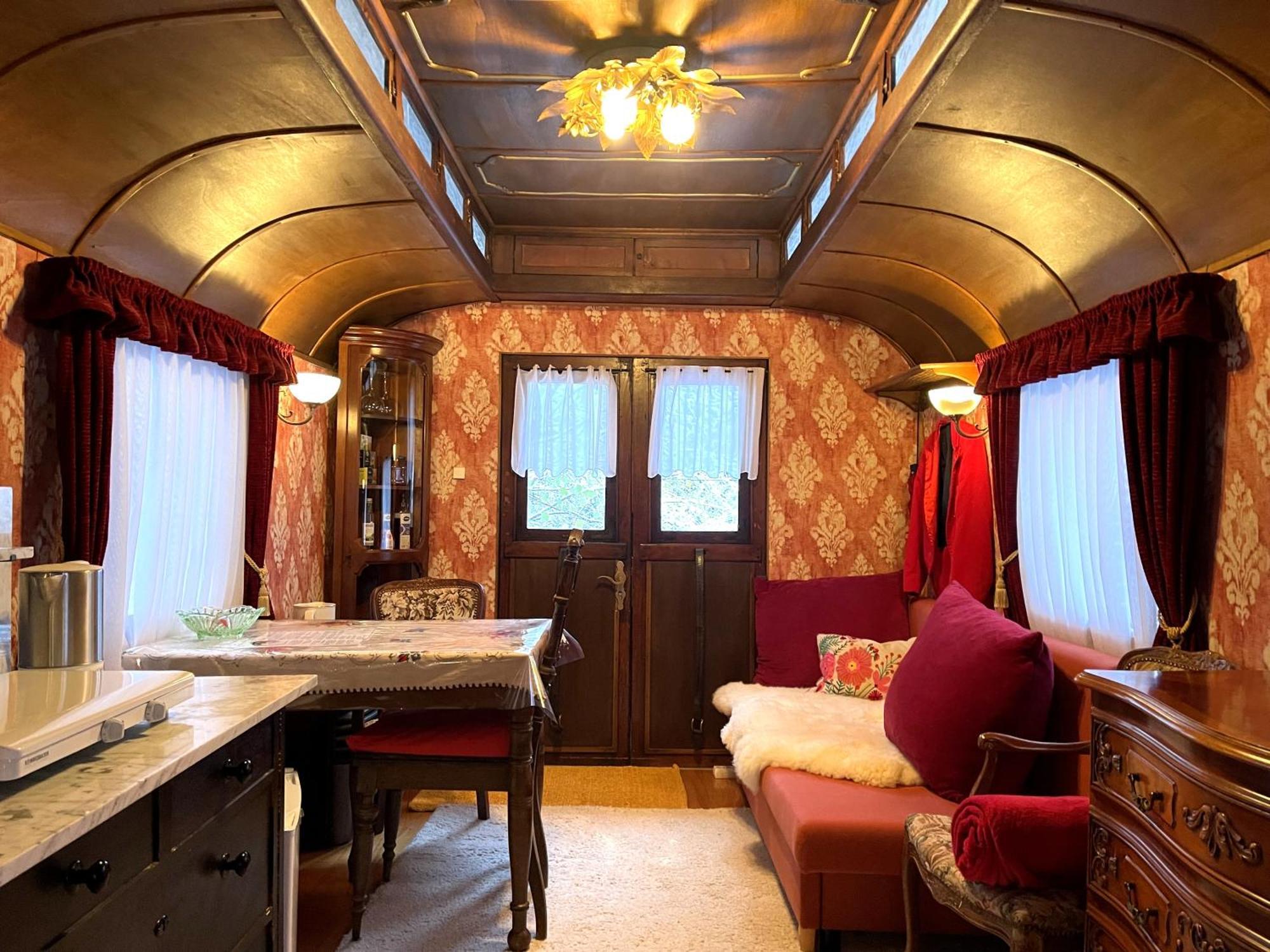Historischer Zirkuswagen Mit Terrasse Und Blick Ins Gruene فِتْسِنهاوزن المظهر الخارجي الصورة